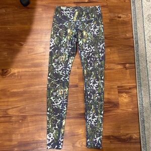 Lululemon Leggings in color Floral Sport White Multi